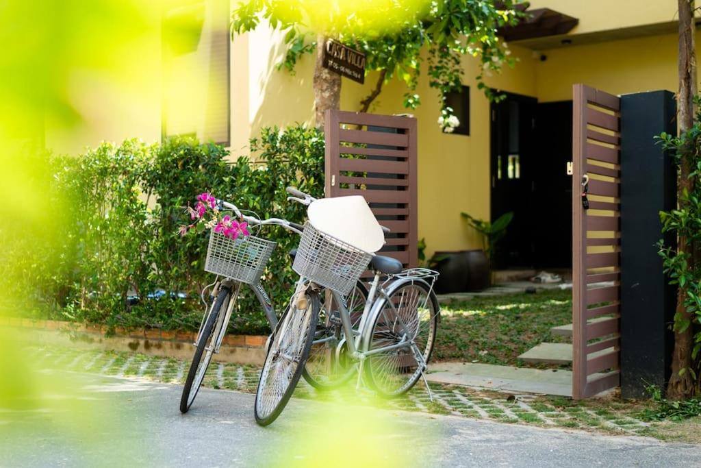 Lối vào biệt thự Casamia Hội An với xe đạp và cây xanh